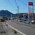 観光地へと続く道路沿線にあるＳＳ。車通りは一段と少ない