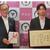 ２億円の目録を日比市長に手渡す宇佐美智也副社長