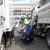 駆け付けた新潟燃商長野支店の燃料ローリーがＮＴＴ移動電源車に軽油を供給