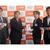 贈呈式で写真撮影に応じる（左から）小林、松原、久保、上野の各氏