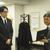 新会長に決まった高谷氏㊧のあいさつをリモート出席者に流そうとパソコンを向ける金山氏