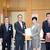 要望書を手交する小池知事（中央右）と矢島理事長