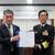 協定書を手にする亀井理事長と乾総監