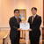 永井課長（右）にＳＳの“生の声”を手渡す三原委員長