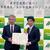 南阿蘇村吉良清一村長（左）が感謝状を授与（出光先進マテリアルカンパニー技術戦略部・田中秀憲部長）