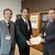 元売社長宛ての要望書を各支店長（写真中央）に手渡した(ＥＮＥＯＳ)