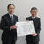 森作教育長から感謝状を受け取る相山委員長㊨