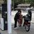 郵便配達のバイクに給油する井村社長