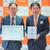 藤田市長㊨から感謝状を受け取る公文山口事業所長