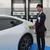 Ｅ７ガソリンを給油する中川社長