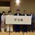 西村環境大臣（中央）と決定した愛称を掲げる選定委員