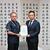知事に要請書を手渡す玉城理事長（右、県庁で）