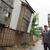 傾いた住宅を見回る越後社長