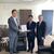 松永市長にギフト券の活用を提案する天野氏（中央）と香川氏（右）