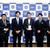 大部勝規高萩市長（中央）に目録を手渡した