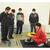 実技講習でフォークリフトタイヤの交換作業を学ぶ受講生