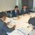 丸亀市役所で説明する天野委員長（右奥）