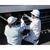 亘理町の国道６号沿い休憩スペースに誘導したトラックの燃料タンクからサンプル軽油を抜き取る県職員