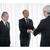 義援金を手渡す遠藤氏（中央）と板垣氏（左）