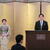 謝辞を述べる三原理事長（左は美保夫人）