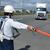 対象車両を誘導する警察官（北海道北広島市）