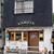 ＤＩＹで仕上げた店舗の外観。ドアやステンドグラスも自製だ