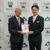 勝俣町長（左）に目録を渡す相原社長