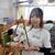 アップサイクルキーホルダーを持つ鈴木さん