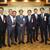 大村知事（中央）を囲んで記念撮影する松原理事長（右から２人目）ら