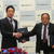 成約証明書のサインを終え高松社長（左）と鈴木社長は固い握手を交わした