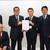 要望書を村井知事（中央右）に手渡す佐藤理事長（左隣）