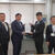 要望書を鈴木課長（中央右）に手渡す大坂理事長（中央左）と田村会長（左隣）