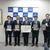 贈呈式に参加した柳橋教育長（右から２人目）、宇田川理事長（中央）、小島委員長（左から２人目）ほか関係者ら