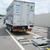 送電ユニット（手前）と、荷台下に受電ユニットを取り付けたＥＶトラック。両ユニットが重なる位置に駐車し充電する