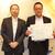 ダブル優勝の佐世保販売支店の原田専任次長（右）と記念撮影する山本社長