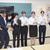 記念撮影で企画案が採用された学生グループを称える根本委員長（左から２人目）ら審査員