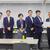 公明党議員団に要望書を渡す小浦会長（右３番目）と溝口副会長（右２番目）
