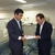 浦野専務理事の陳情を受ける大久保参院議員(左）＝大久保議員の事務所で