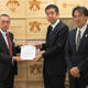 （左から）木所理事長から要望書を受け取る佐藤課長と山崎課長