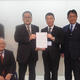 要望書を村井知事（中央右）に手渡す佐藤理事長（左隣）