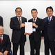 要望書を村井知事（中央右）に手渡す佐藤理事長（左隣）