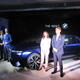 上野新社長（右）が登壇し、新型７シリーズを紹介した