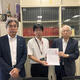 要請書を手渡す碇武理事長（左）と中村会長（右）